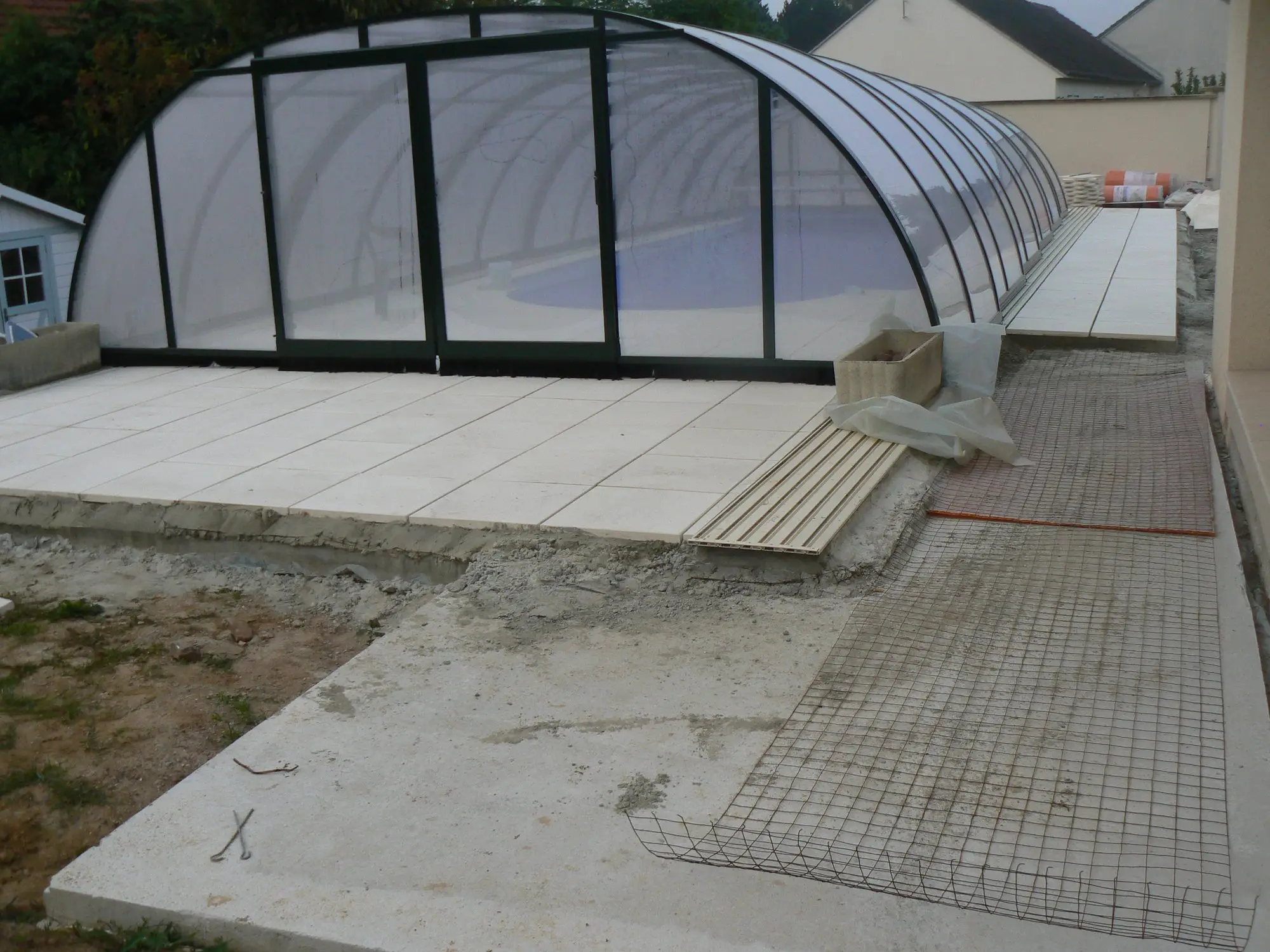 Pool with telescopic enclosure